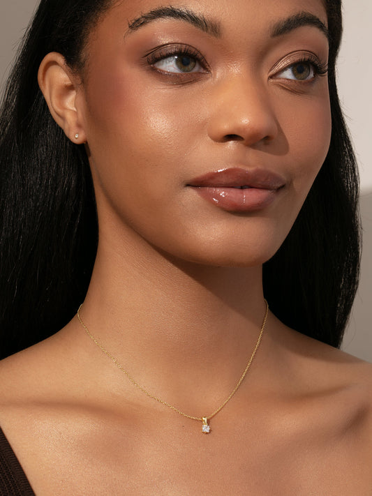Collar con colgante de protagonista femenina