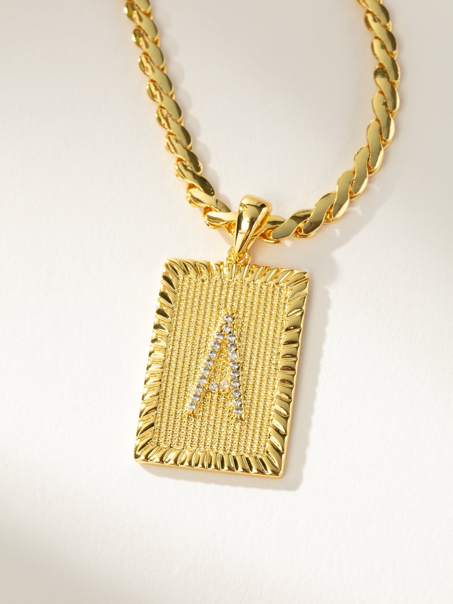 Collar de cadena con letras
