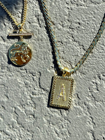 Collar de cadena con letras