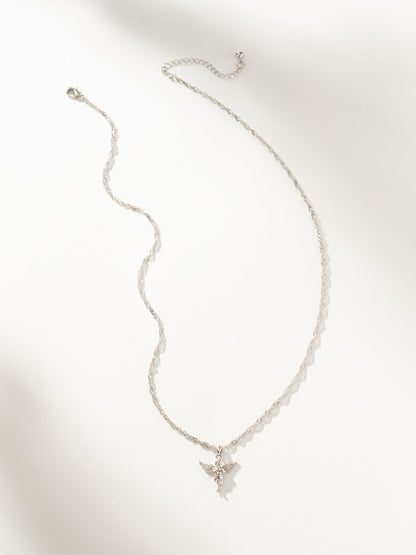 Collar colgante de ángel en la tierra