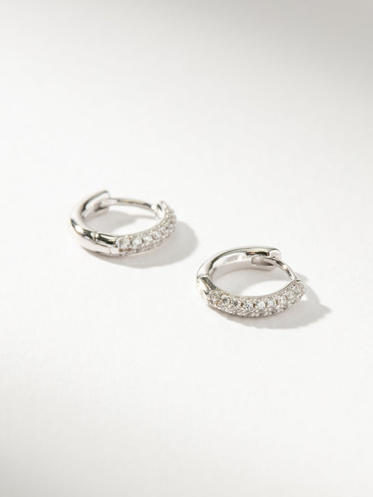 Pendientes Huggie con pavé luminoso