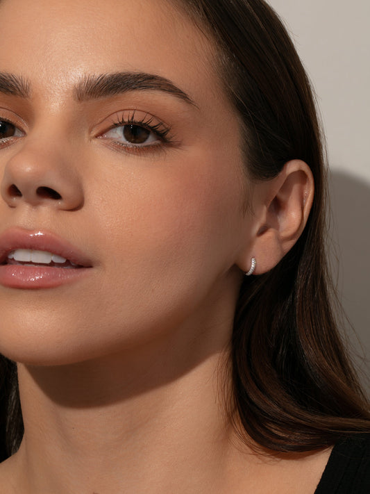 Leuchtende Pavé-Huggie-Ohrringe