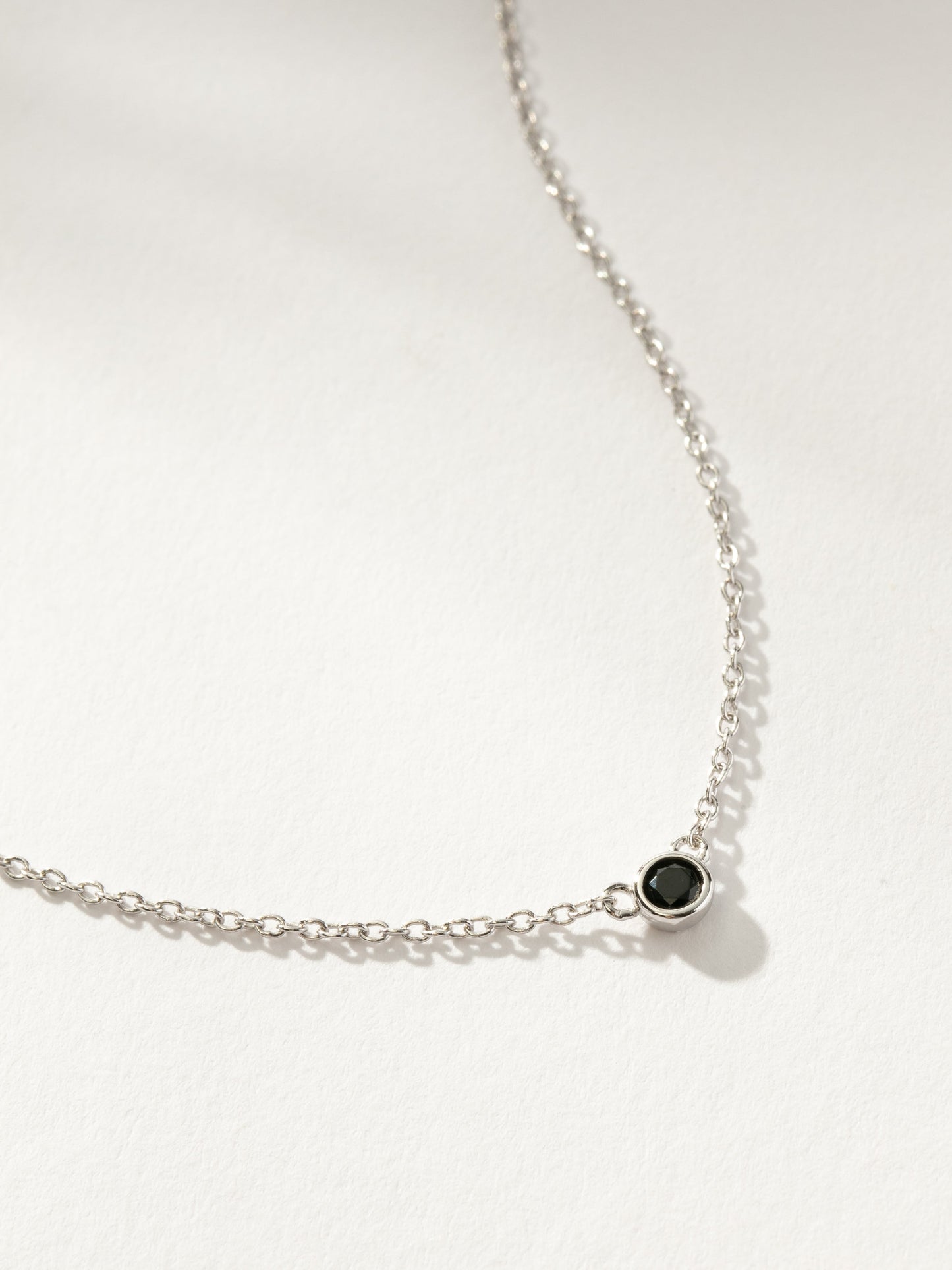 Collar con colgante de agujero negro