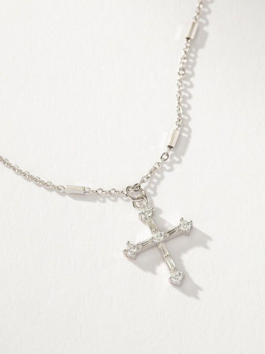 Collar con colgante de cruz atrevida