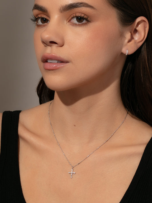 Collar con colgante de cruz atrevida