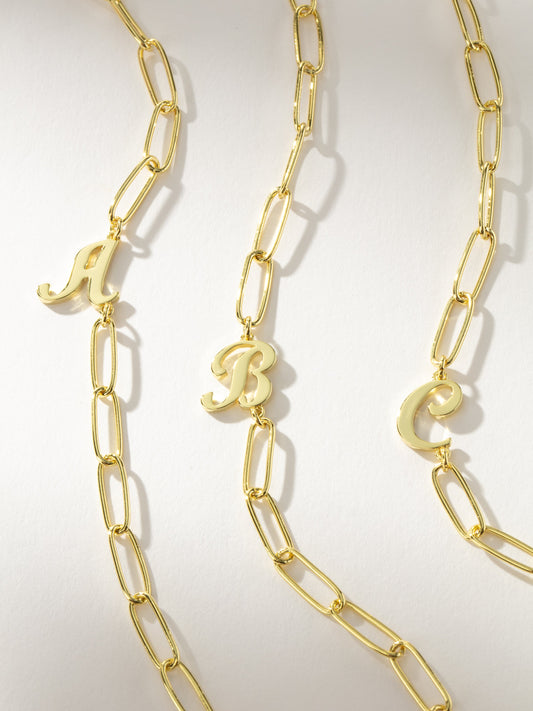 Collar con inicial cursiva