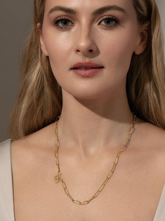 Collar con inicial cursiva