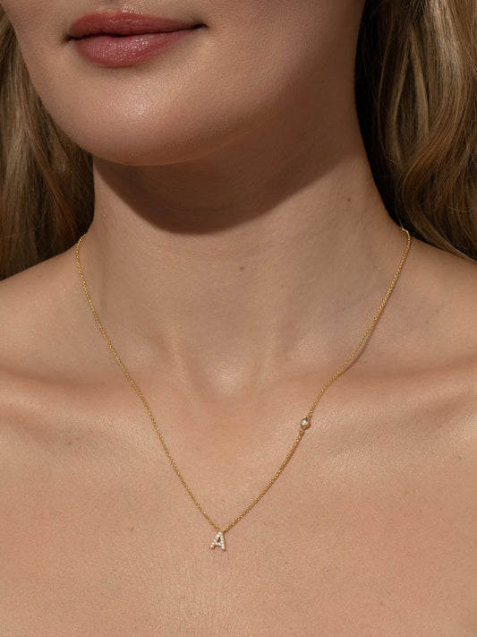 Collar con inicial pavé