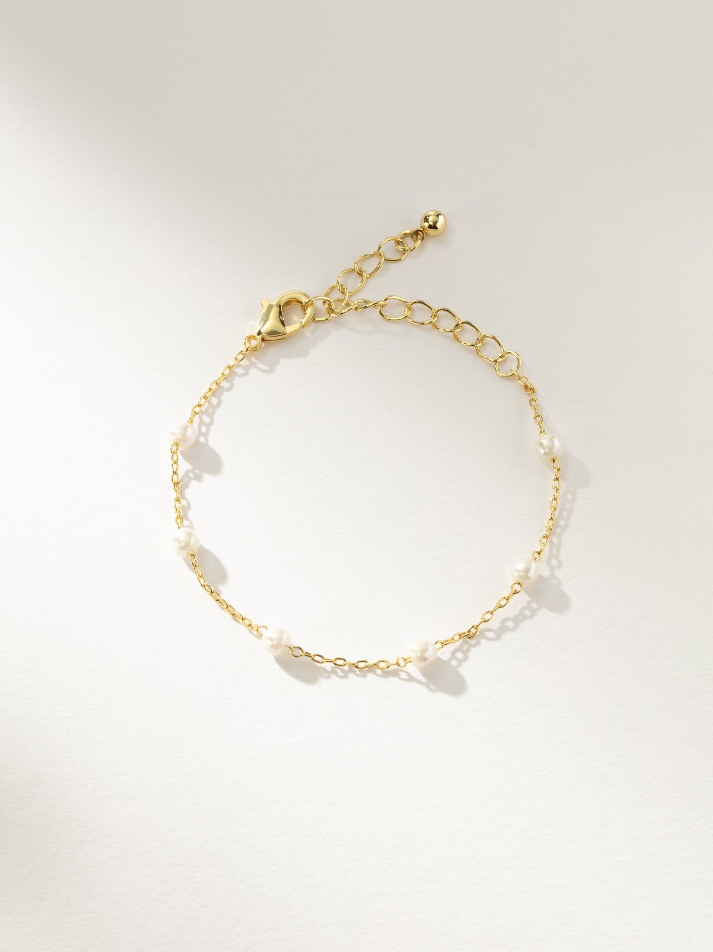 Pulsera de perlas y cadena