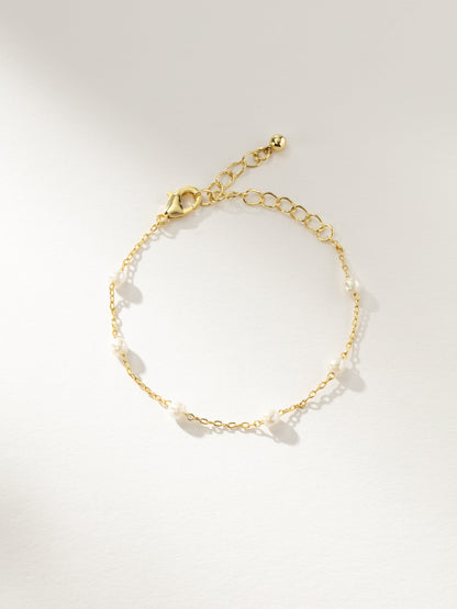 Pulsera de perlas y cadena