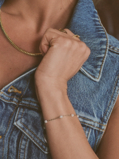 Pulsera de perlas y cadena