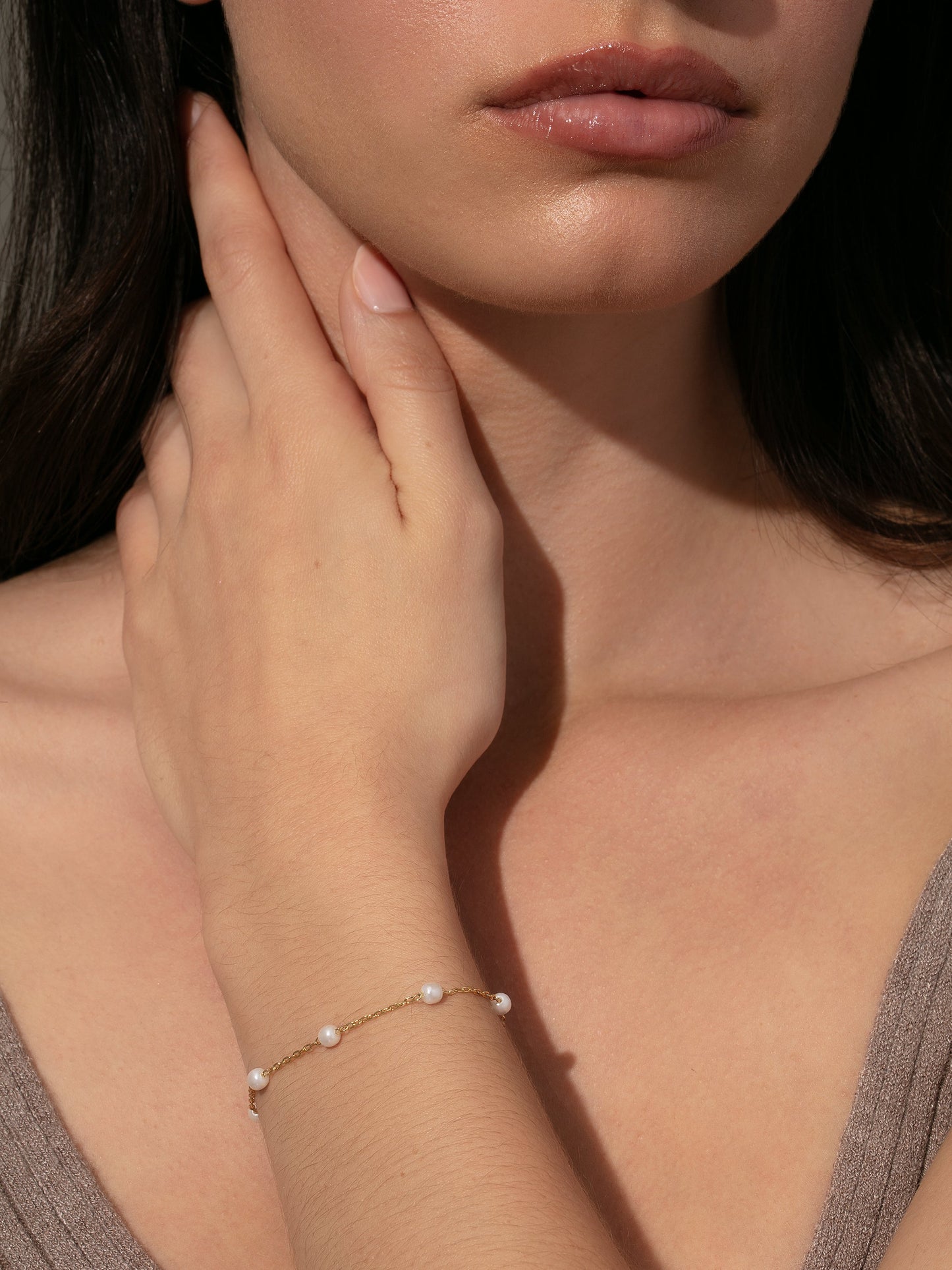 Pulsera de perlas y cadena