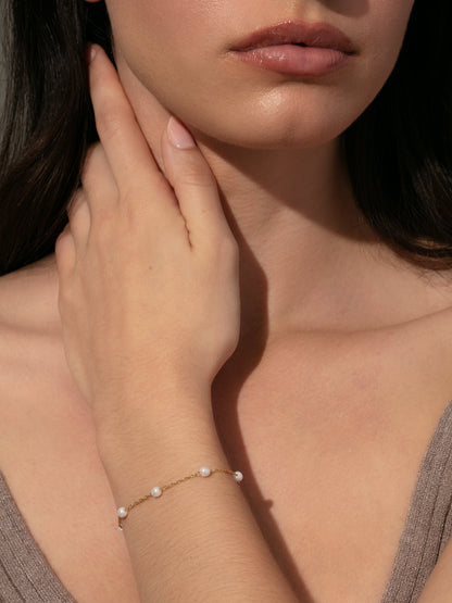 Pulsera de perlas y cadena