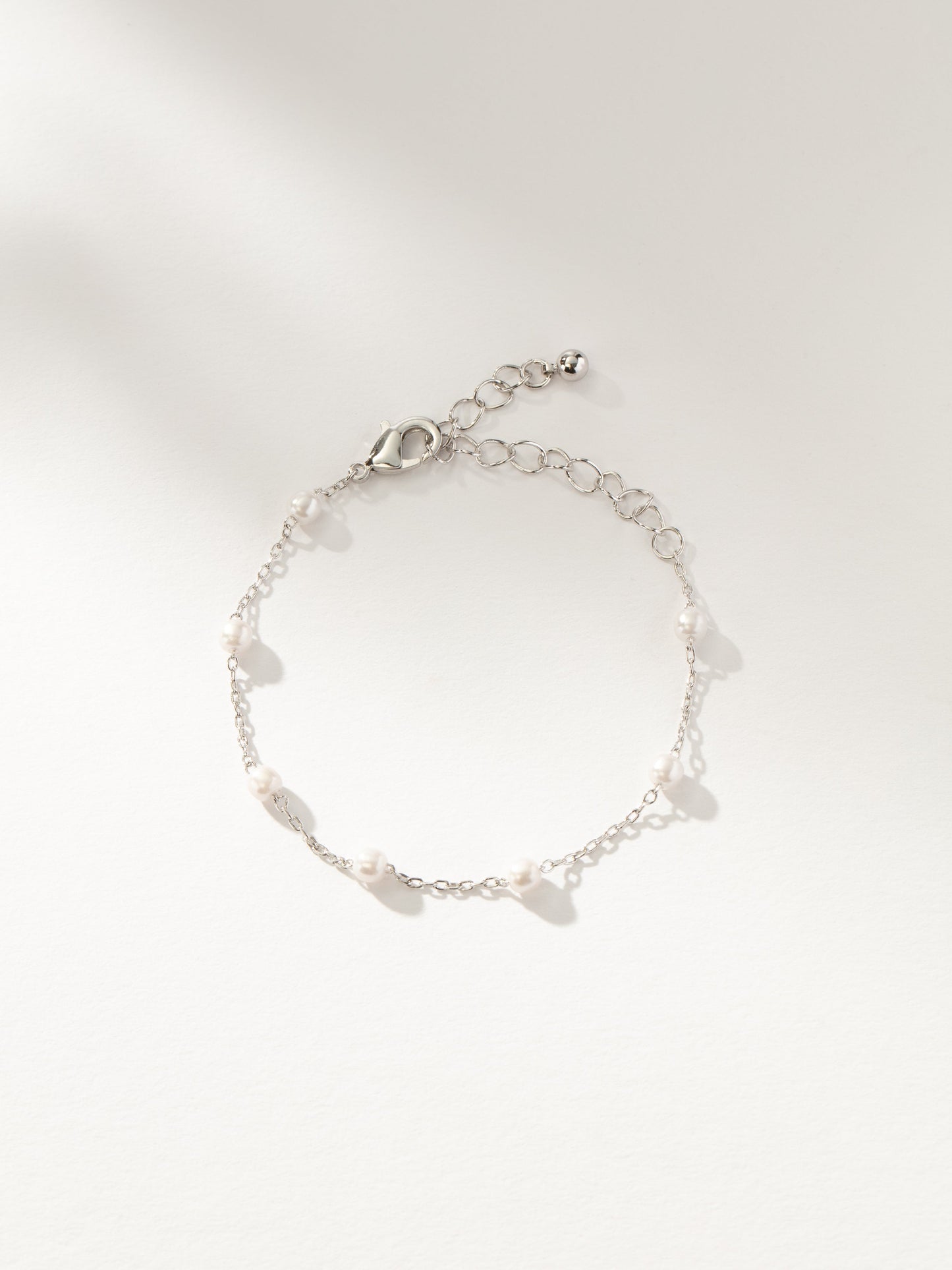 Pulsera de perlas y cadena