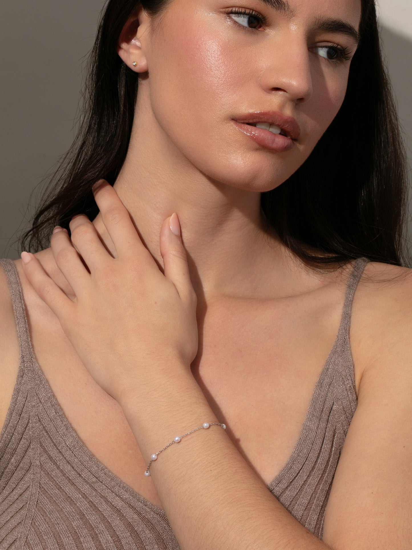 Pulsera de perlas y cadena