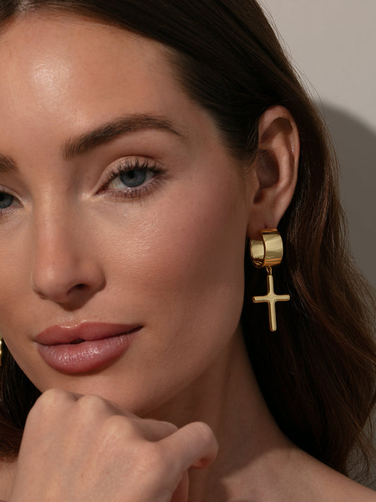 Pendientes Huggie con cruz gruesa