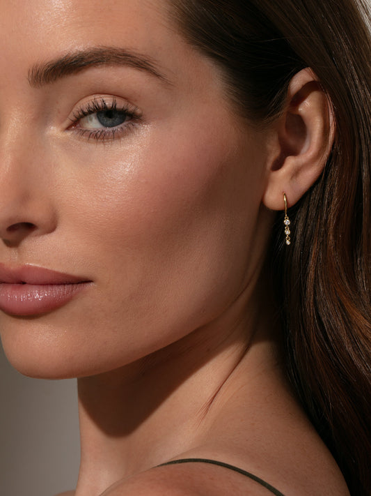 Huggie-Ohrringe mit Lichtern der Stadt