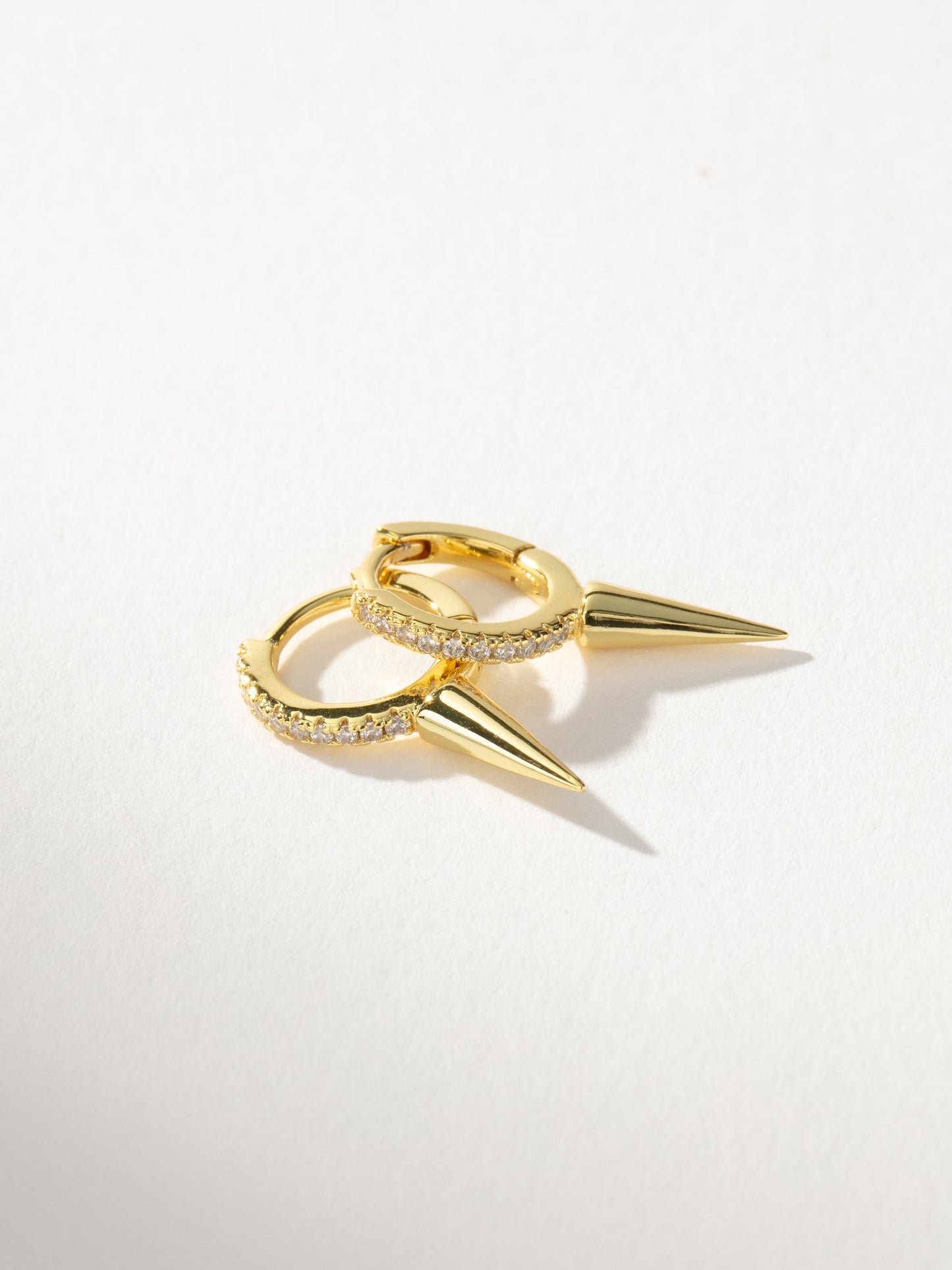 Pendientes Huggie con pinchos asesinos