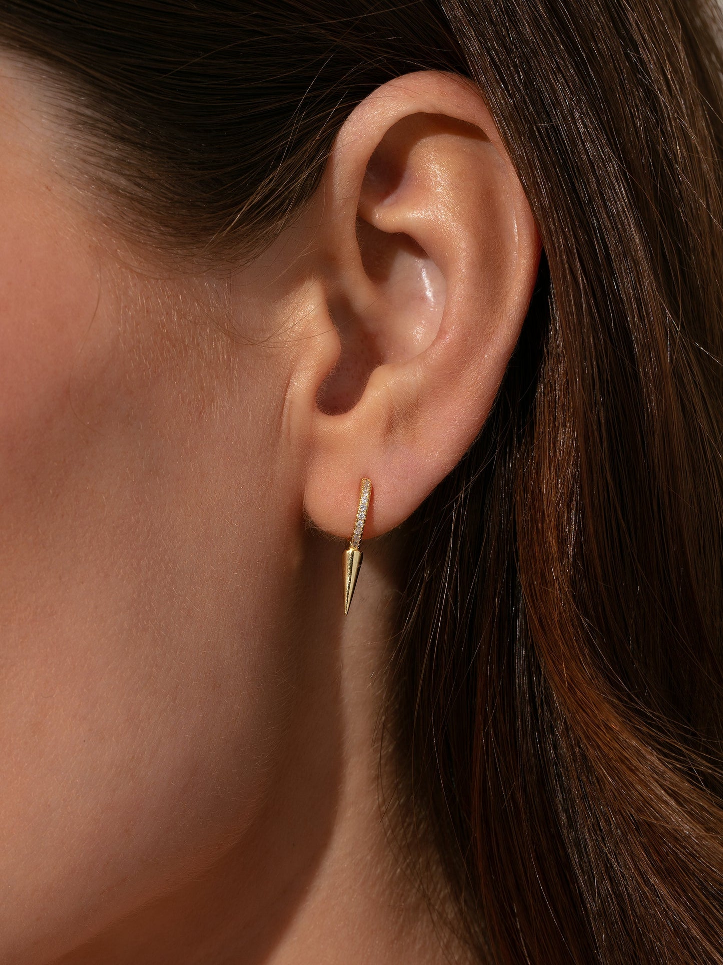 Pendientes Huggie con pinchos asesinos