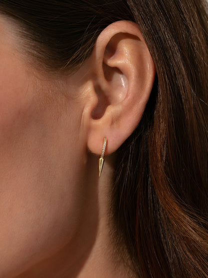 Pendientes Huggie con pinchos asesinos