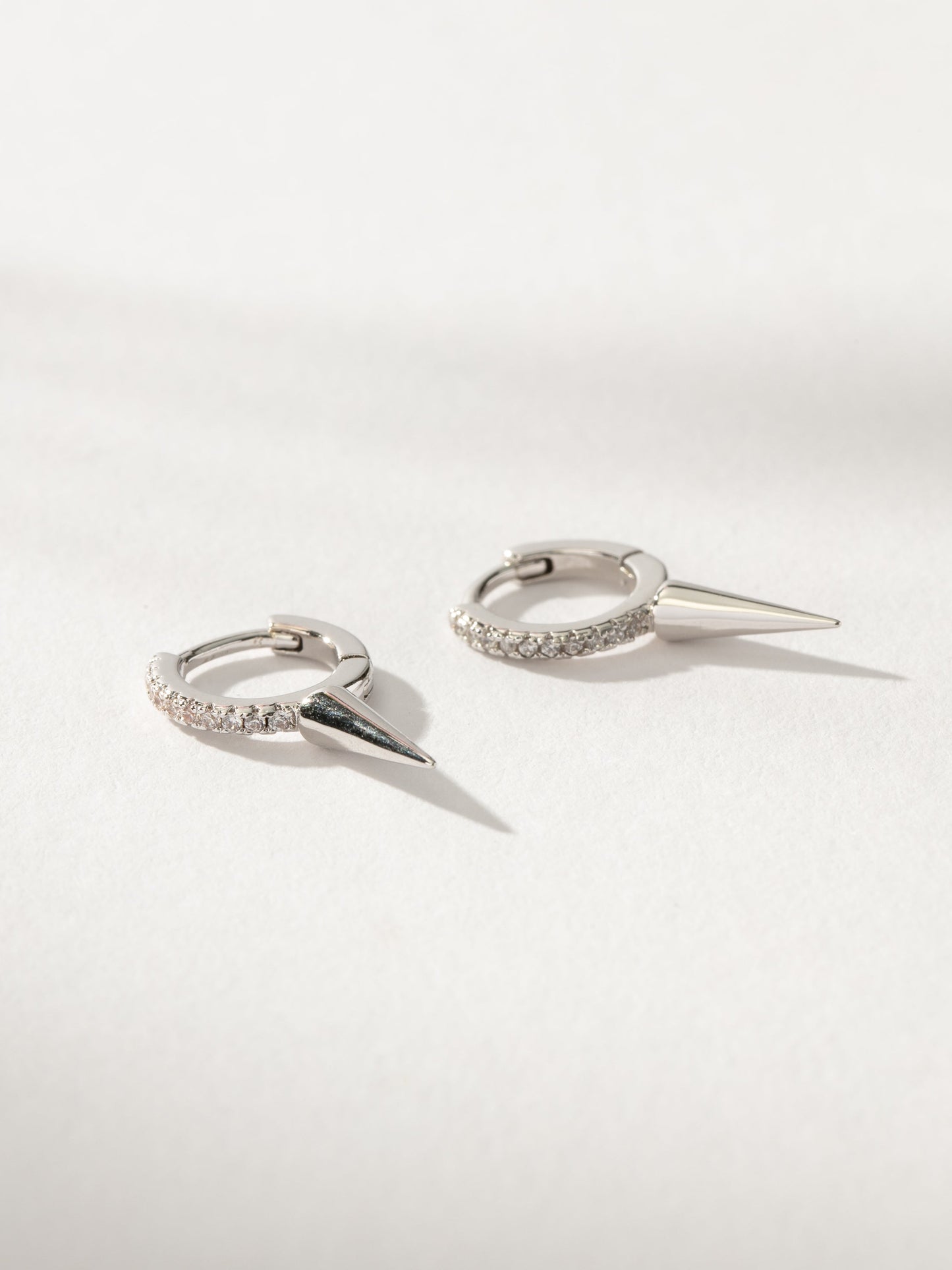 Pendientes Huggie con pinchos asesinos