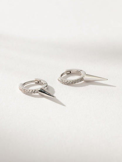 Pendientes Huggie con pinchos asesinos