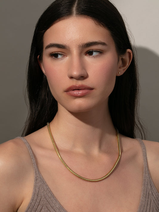 Halskette mit auffälliger Schlangenkette