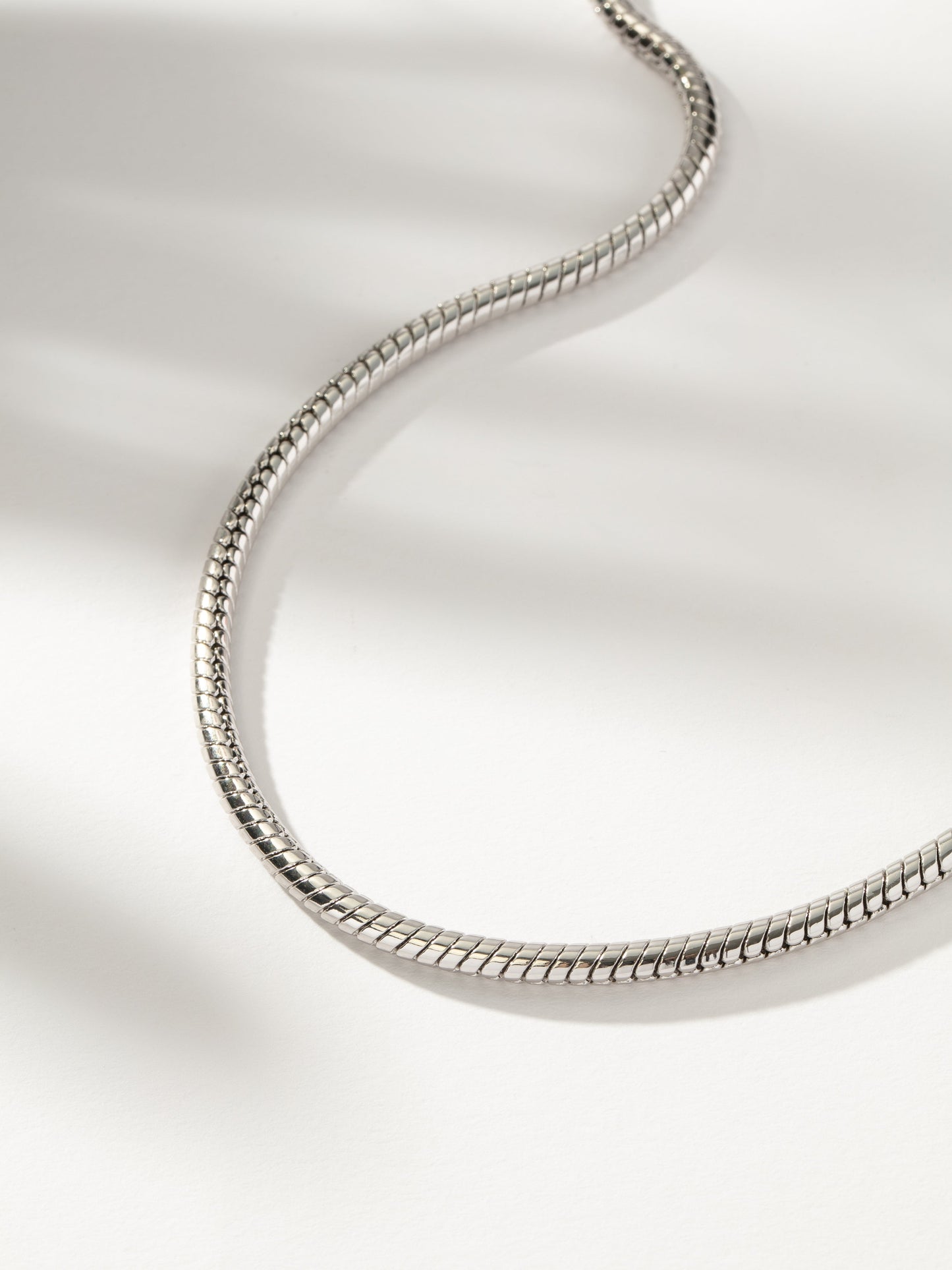 Collar de cadena de serpiente atrevido
