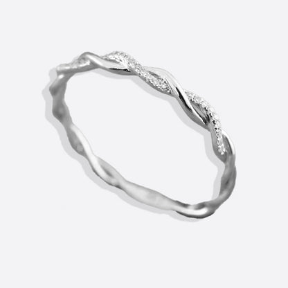 Zierlicher Pavé-Twist-Stapelring