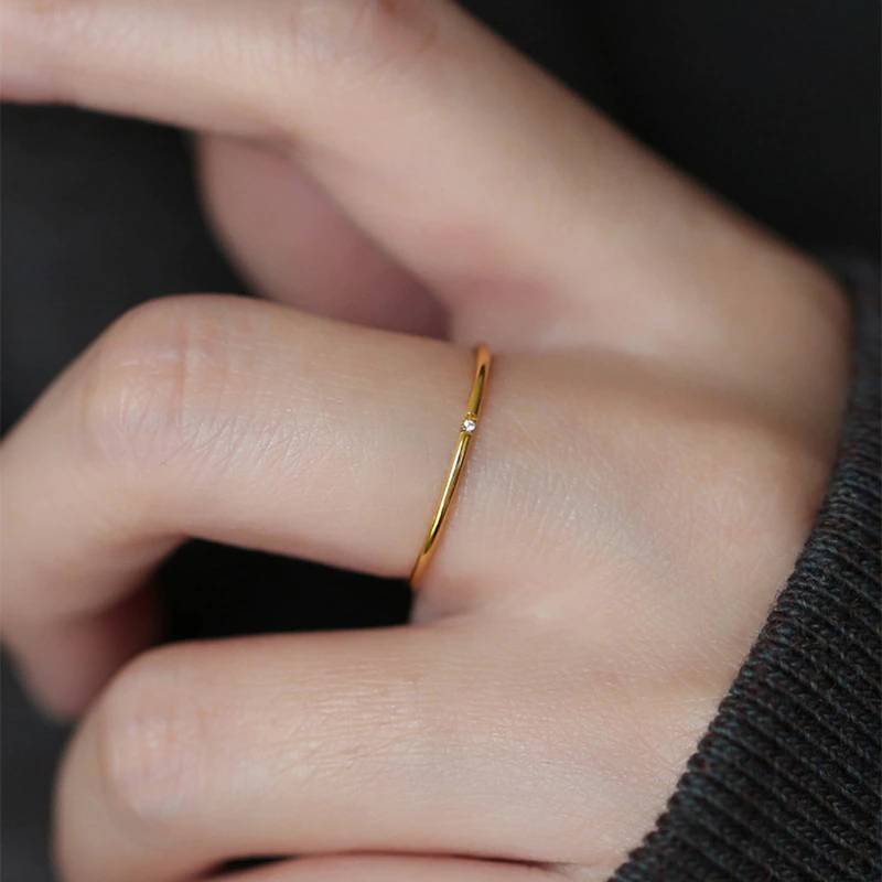 Zierlicher Stapelring mit Diamanten