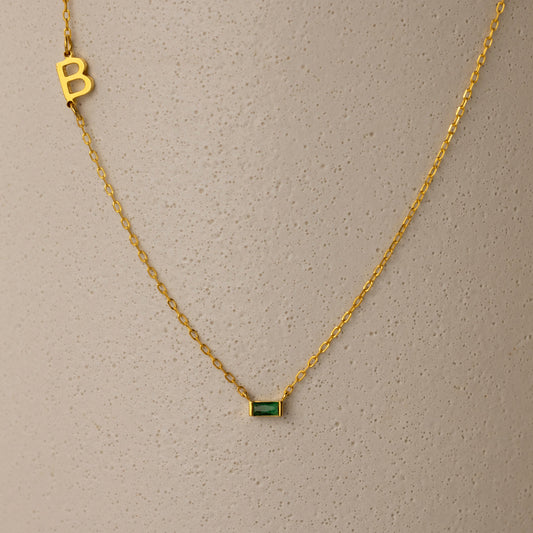 Collar con inicial de baguette y piedra de nacimiento