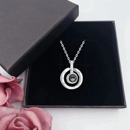 Regalo de condolencia único: collar, pulsera o llavero con foto proyectada.
