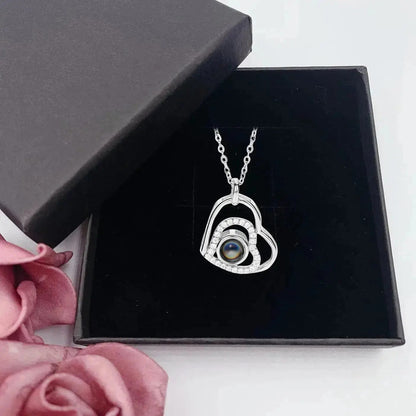 Regalo personalizado de San Valentín: collar, pulsera y llavero con foto proyectada.