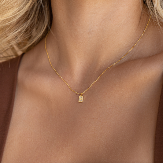 Collar con etiqueta inicial en pavé mini