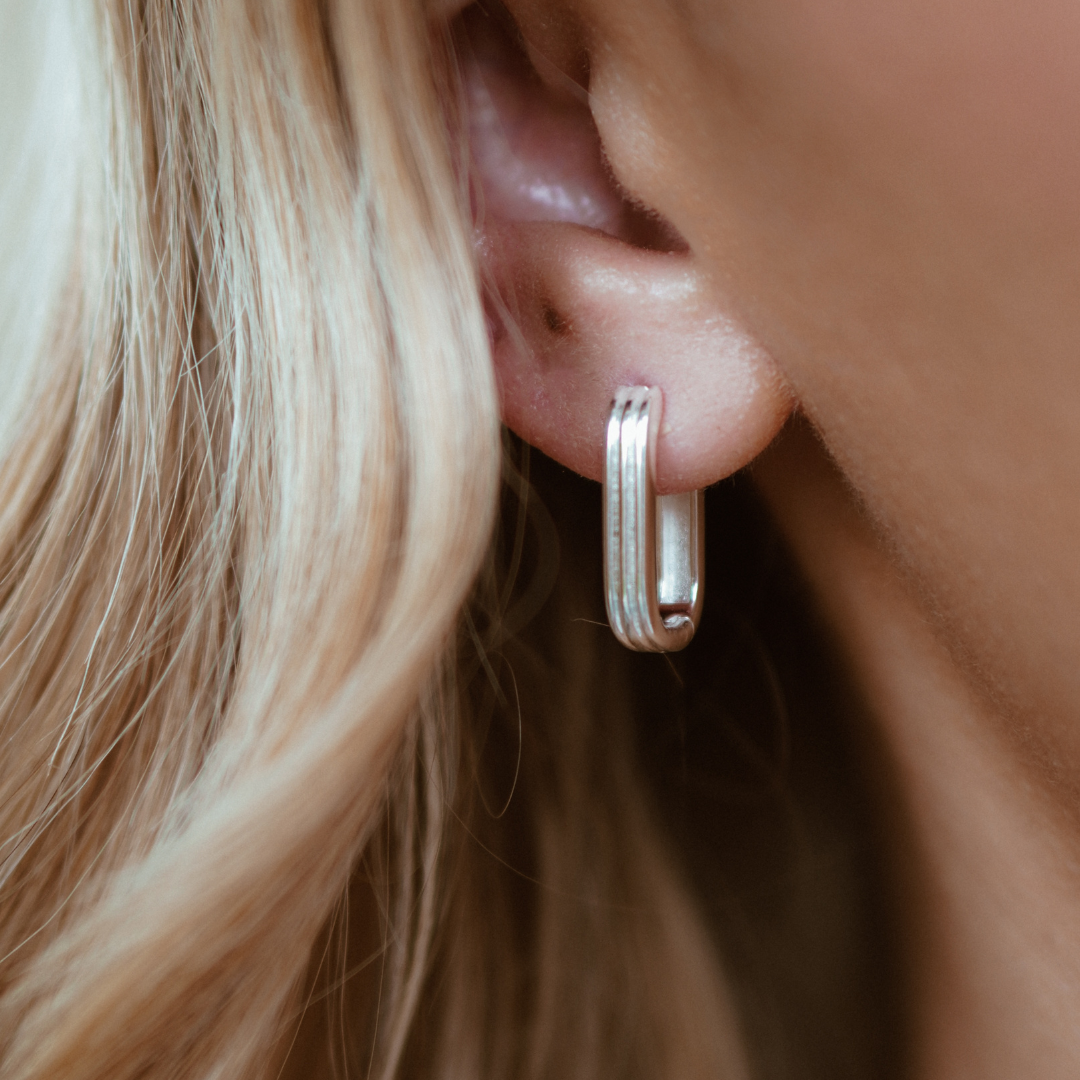 Pendientes de aro colgantes de perla acanalada de plata