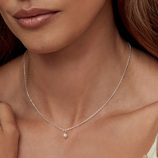 Geschenkset aus silberner Huggies-Halskette im Diamant-Stil und einer einzelnen Perle