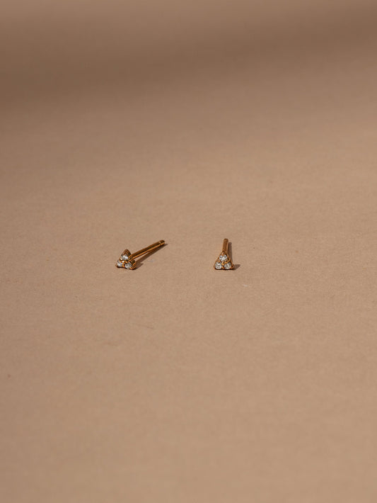 Dreieckige Ohrstecker aus Vermeil mit Diamanten