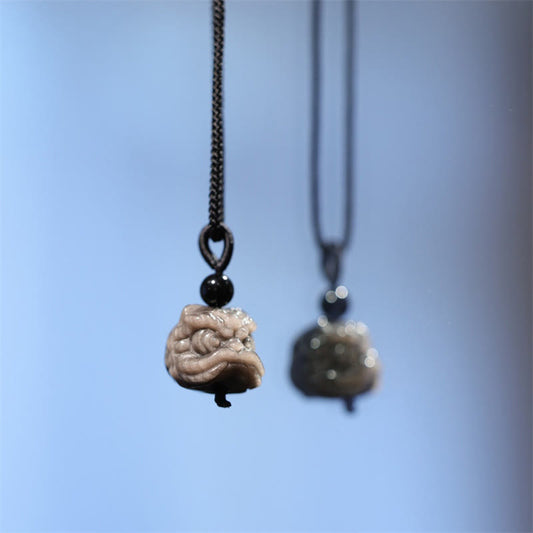 Collar con colgante de protección de león danzante de obsidiana con brillo de plata natural y piedras de Buda