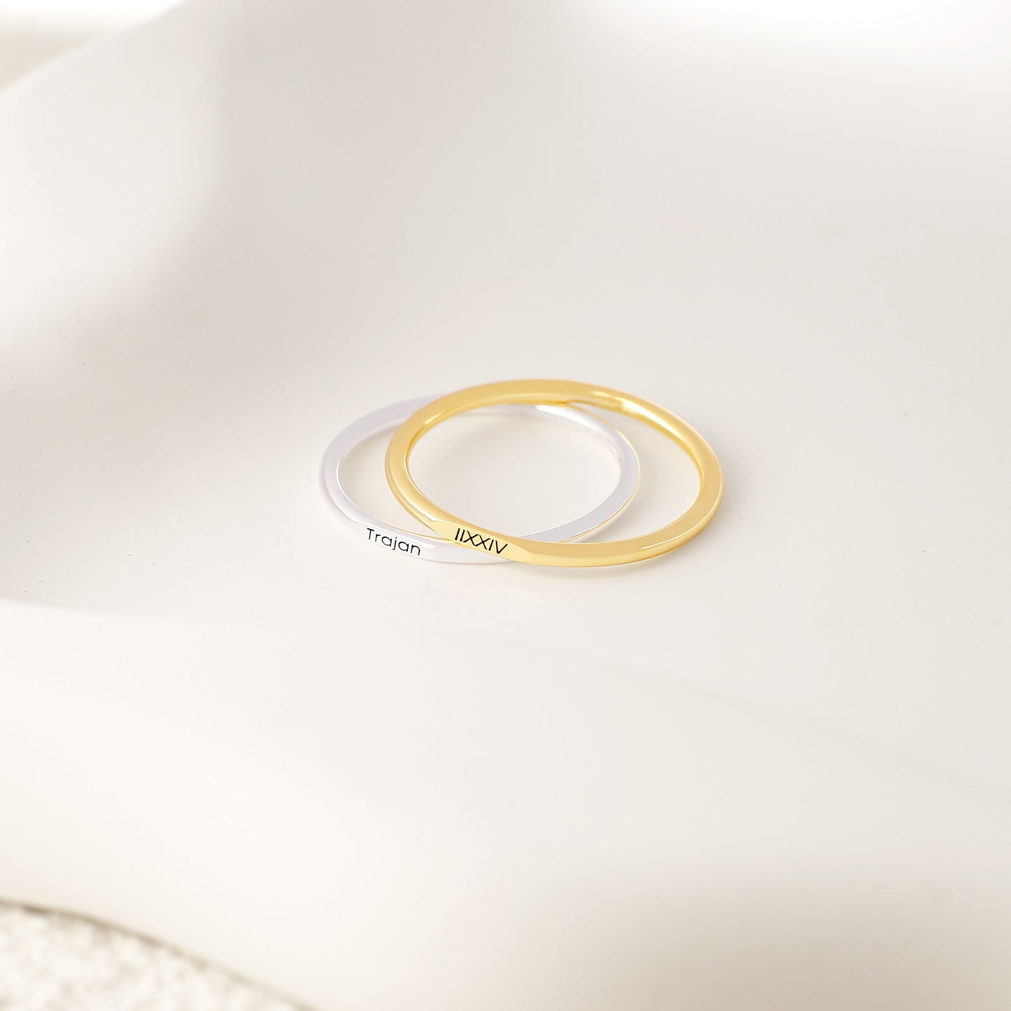 Stapelbarer Namensring aus Sterlingsilber mit flacher Oberseite und superkleinem Ring