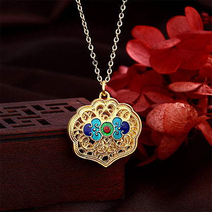 Collar con colgante de cobre de la suerte con nubes auspiciosas del Tíbet y piedras de Buda