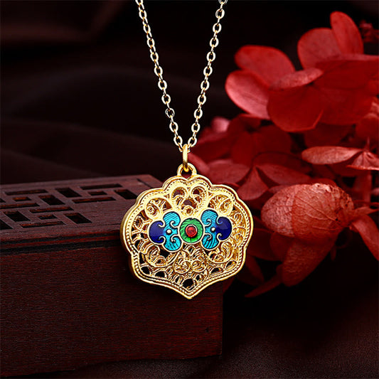 Collar con colgante de cobre de la suerte con nubes auspiciosas del Tíbet y piedras de Buda