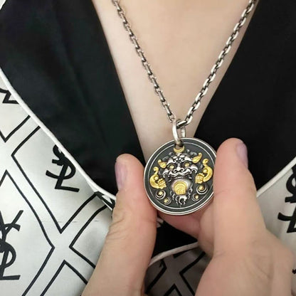 Collar con colgante de amuleto curativo Kirtimukha tibetano con piedras de Buda