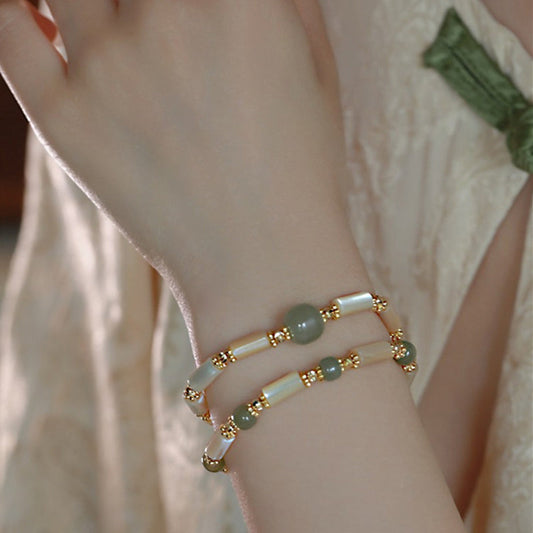 Pulsera con cuentas de jade hetian, piedra Tridacna, chapada en oro de 14 quilates y diseño de bambú. 