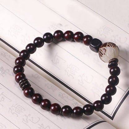 Pulsera de doble vuelta con protección tallada con semillas de bodhi de loto y sándalo rojo y hojas pequeñas de Buda