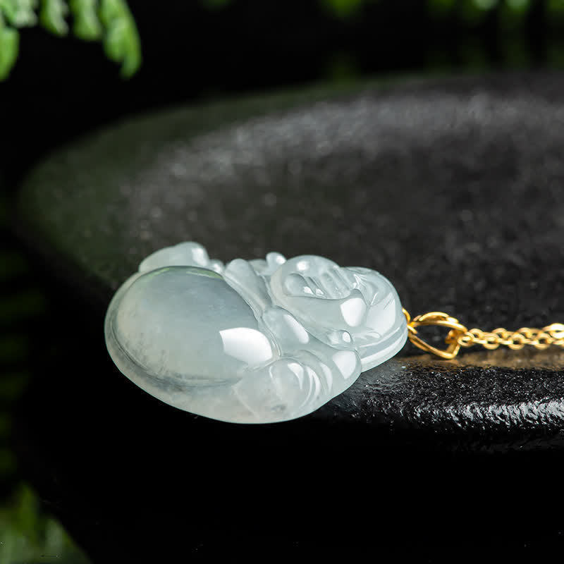 Collar con colgante de Buda sonriente de jade natural y oro de 18 quilates.