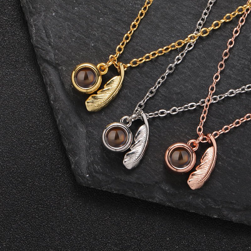 Collar personalizado con foto oculta y brillo de plumas 