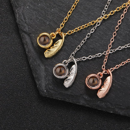 Collar personalizado con foto oculta y brillo de plumas 