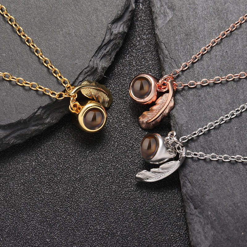 Collar personalizado con foto oculta y brillo de plumas 