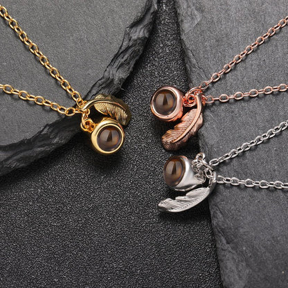 Collar personalizado con foto oculta y brillo de plumas 