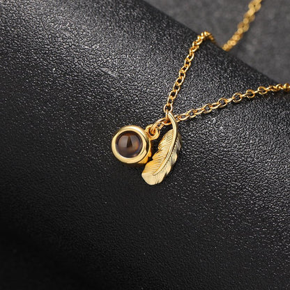 Collar personalizado con foto oculta y brillo de plumas 